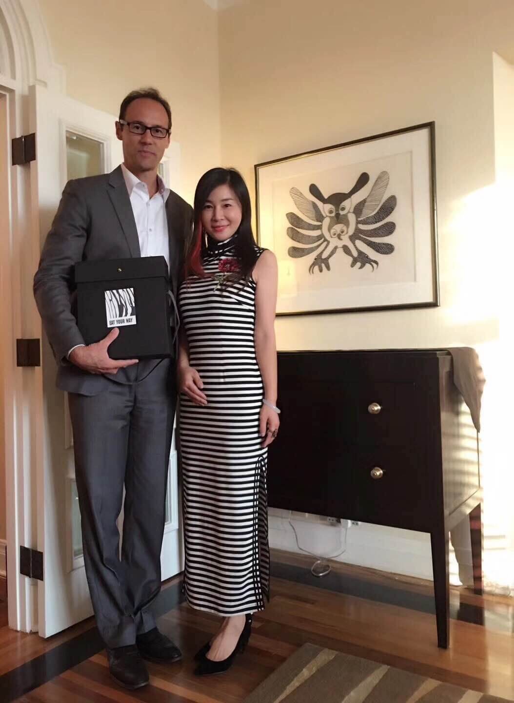 明日大師劉總受加拿大駐上海領(lǐng)事館總領(lǐng)事艾偉敦先生邀請(qǐng)參加加拿大駐上海領(lǐng)事館藝術(shù)界友人招待會(huì)-上海炫園企業(yè)登記代理有限公司