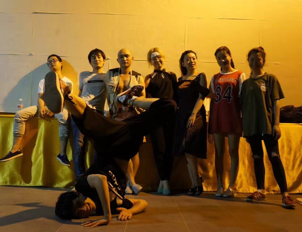 炫園公司參與沐微映像拍攝網(wǎng)絡(luò)劇的劇照合影-上海炫園企業(yè)登記代理有限公司